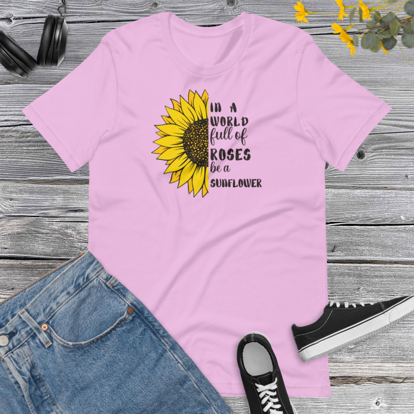 In a World full of Rosas be a Sunflower, Sunflower Lover, Inspiracional, Good Vibes, Nature, Sunflower Unisex t-shirt